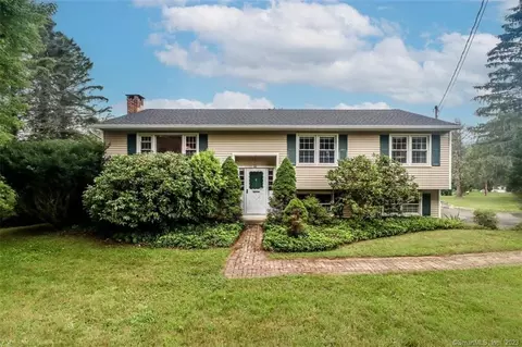 11 Wellington Dr, New Milford, CT 06776
