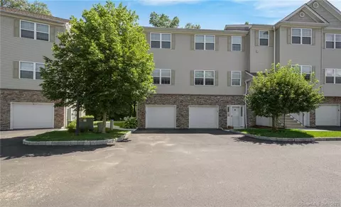 17 Riverview Ct #17, Brookfield, CT 06804