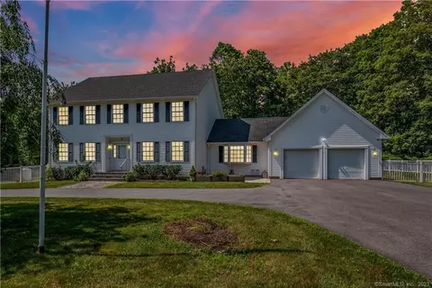 6 Meadowbrook Ln, Woodbury, CT 06798