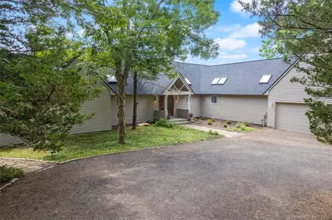 1220 Moose Hill Rd, Guilford, CT 06437