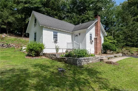 32 Philo Curtis Rd, Newtown, CT 06482