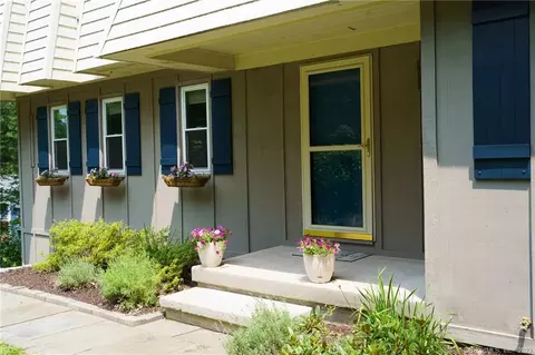 33 Banks Rd, Simsbury, CT 06070