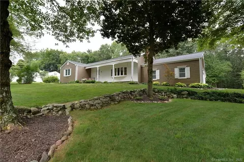 31 Cardinal Dr, Shelton, CT 06484