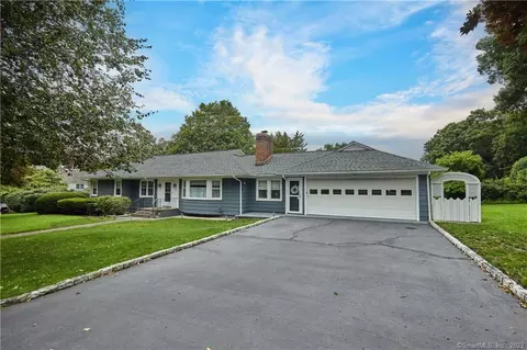 90 Beverly Ln, Fairfield, CT 06825