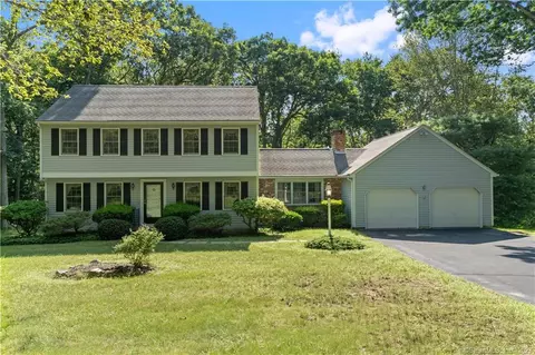 11 Old Dobbin Ln, Essex, CT 06442