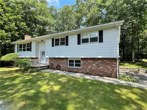 5 Silas Deane Rd, Ledyard, CT 06339