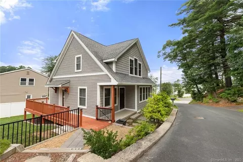 11 Green St, Ellington, CT 06029