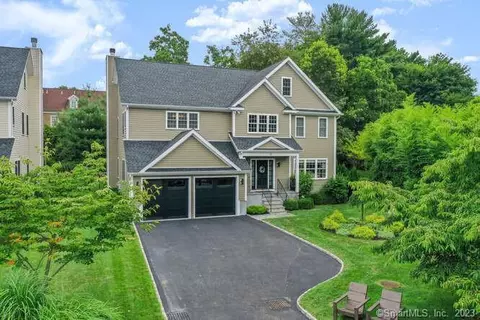 38 Golf View Cir, Stamford, CT 06905