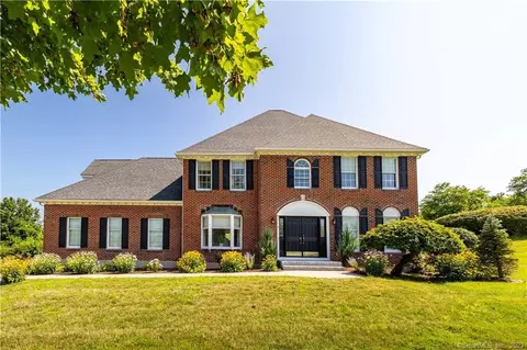 6 Ryefield Hollow Dr, Bloomfield, CT 06002
