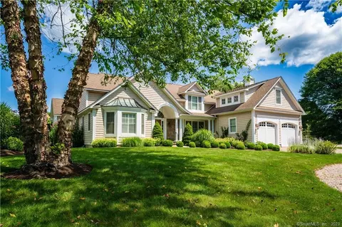 80 Old North Rd, Stonington, CT 06355