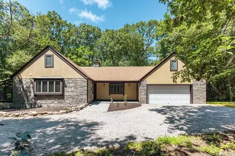 9 King James Dr, East Lyme, CT 06333