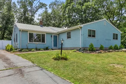 15 Briarwood Ln, Branford, CT 06405