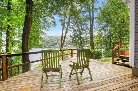 24 Craigmoor Rd N, Ridgefield, CT 06877