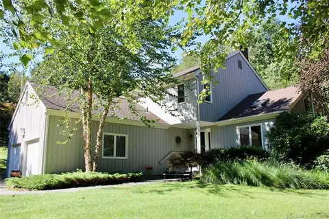 22 Vineyard Rd, Burlington, CT 06013