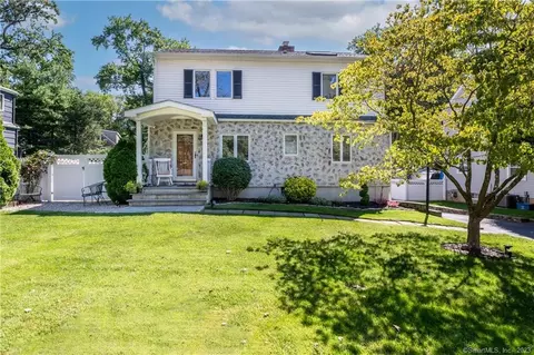 52 Beaver Brook Ln, Fairfield, CT 06825