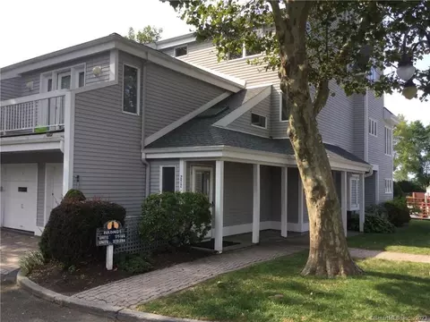 272 Breakers Ln #272, Stratford, CT 06615
