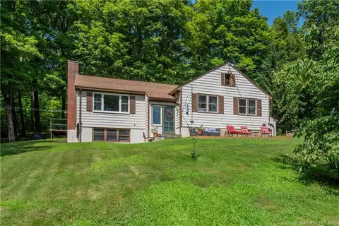 23 Duncaster Ln, Bloomfield, CT 06002