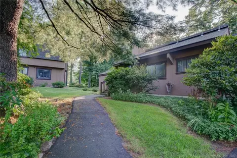 25 Canterbury Ln #25, Avon, CT 06001