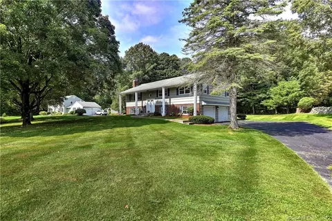 21 Edinburg Ln, Trumbull, CT 06611