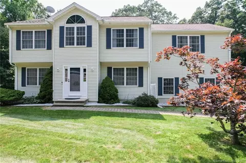 10 Cambridge Dr, Prospect, CT 06712