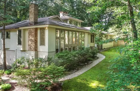 27 Rock Hill Rd, Woodbridge, CT 06525