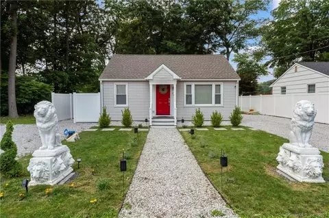 21 Dock Dr, Newtown, CT 06482