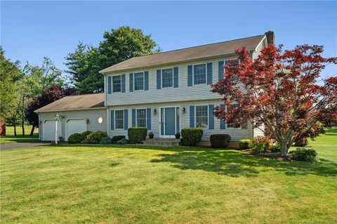 32 Sparrow Ct, Suffield, CT 06078