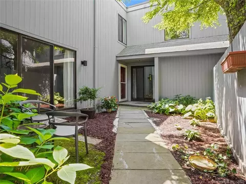 6 Dogberry Ln #6, Ridgefield, CT 06877
