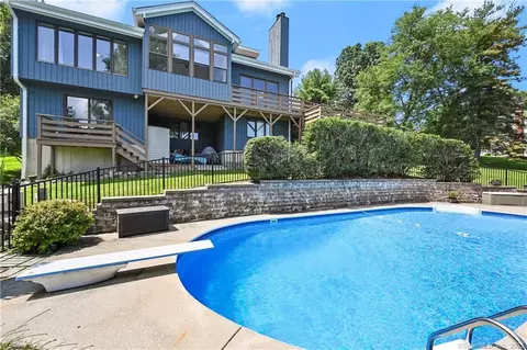 240 Fulling Mill Ln, Fairfield, CT 06824