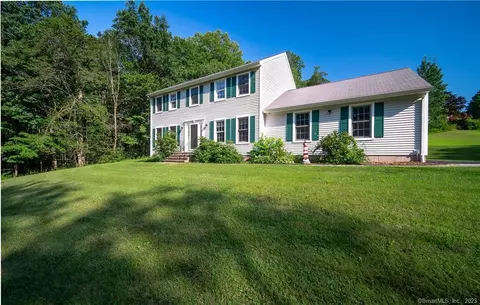 136 Elizabeth Ln, Middletown, CT 06457