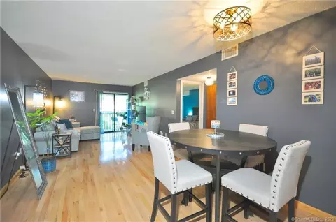 35 Woodsedge Dr #2C, Newington, CT 06111
