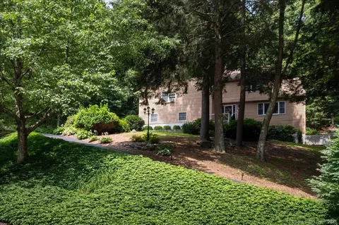 4 Higate Ln, Simsbury, CT 06070