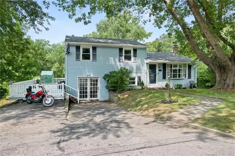 8 Willow Ln, Ledyard, CT 06339