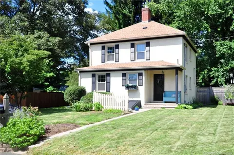 4 Maple Ct, Simsbury, CT 06070