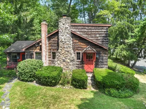 2 Pawnee Rd, Middlefield, CT 06455