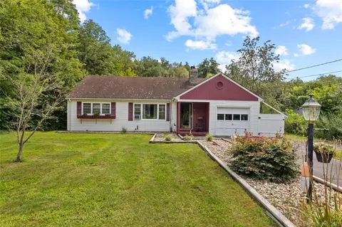 47 School St, Avon, CT 06001
