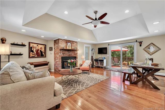 51 Fernwood Dr, Simsbury, CT 06070