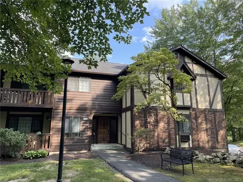 3 Canterbury Ct #3, Brookfield, CT 06804