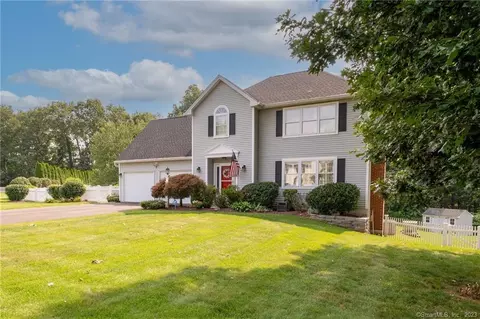 7 Vicki Ln, Cromwell, CT 06416