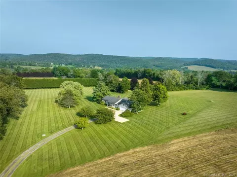 10 Crossfields Dr, Sharon, CT 06069