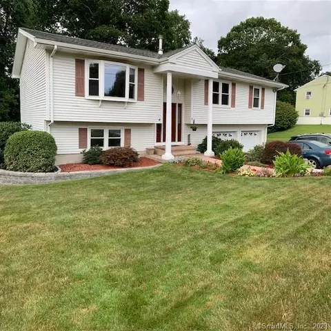 6 Donna St, Waterford, CT 06385