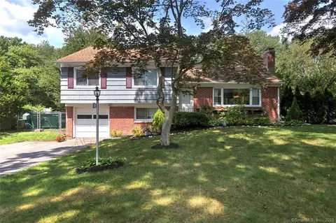 195 Cedarhurst Ln, Milford, CT 06461