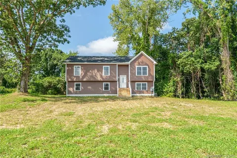 16 Heather Lyn Dr, Norwich, CT 06360