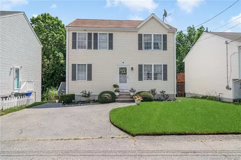 89 School Brook Rd, Fall River, MA 02720