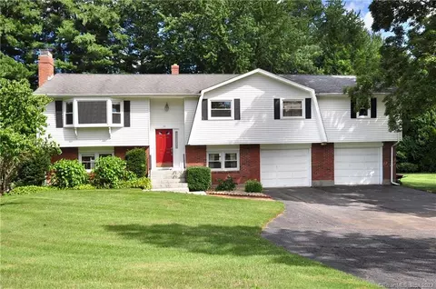 34 Deepwood Rd, Simsbury, CT 06070