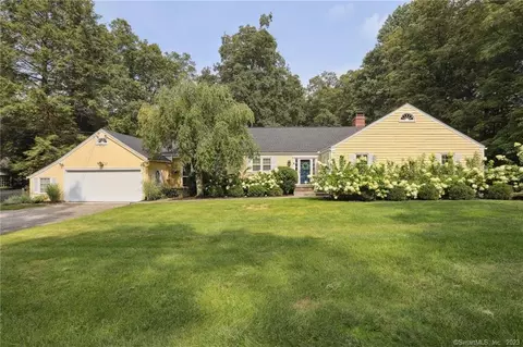 5 Taunton Ln, Newtown, CT 06470