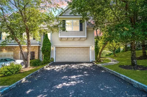 40 Woodcrest Ln #40, Danbury, CT 06810