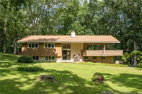 341 Moose Hill Rd, Guilford, CT 06437