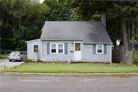 18 Pine St, Waterford, CT 06385