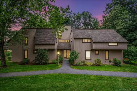 27 Crocus Ln, Avon, CT 06001